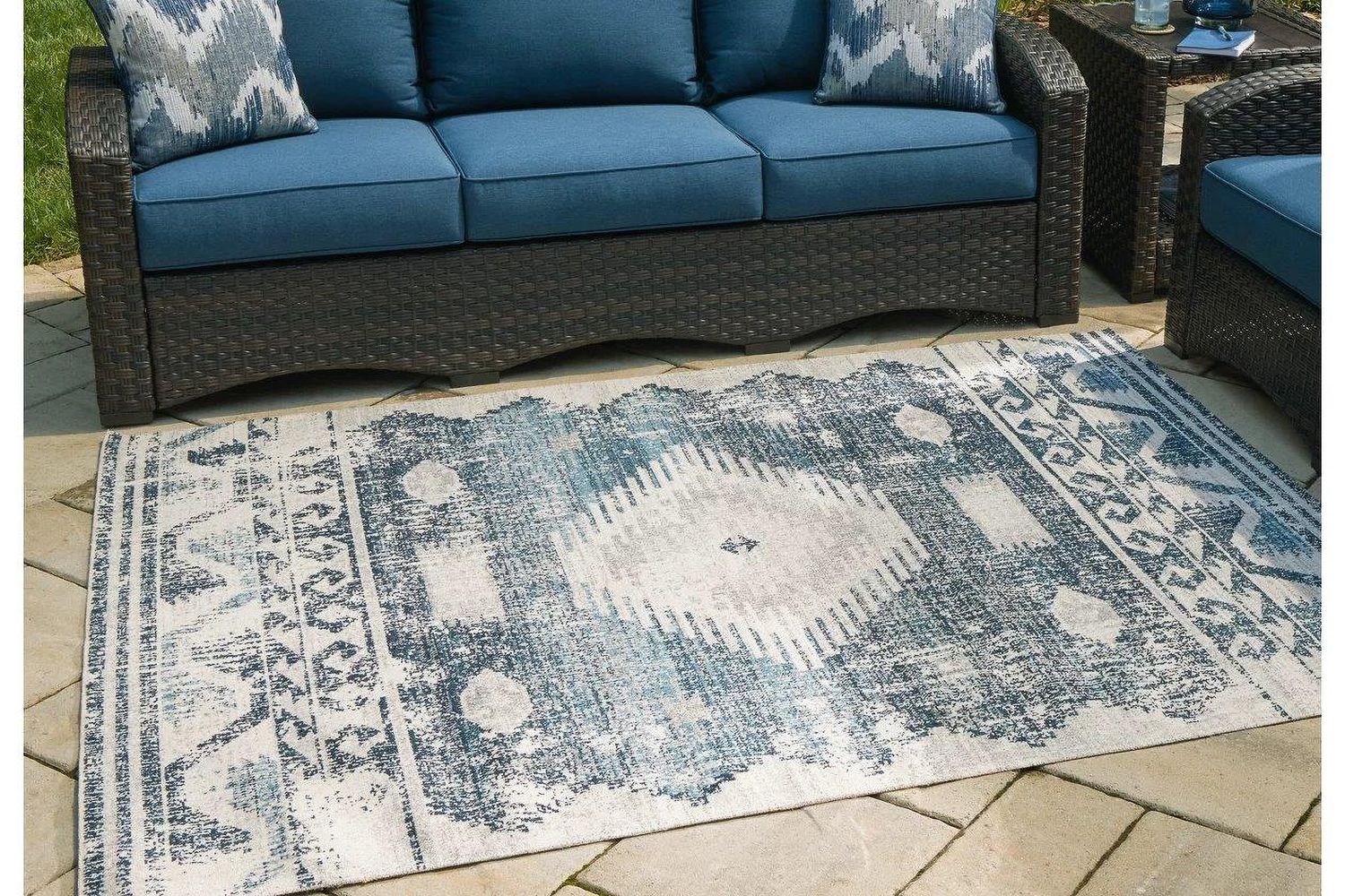 Daddridge 8 ft x 10 ft Rug In Gray and Blue R900101