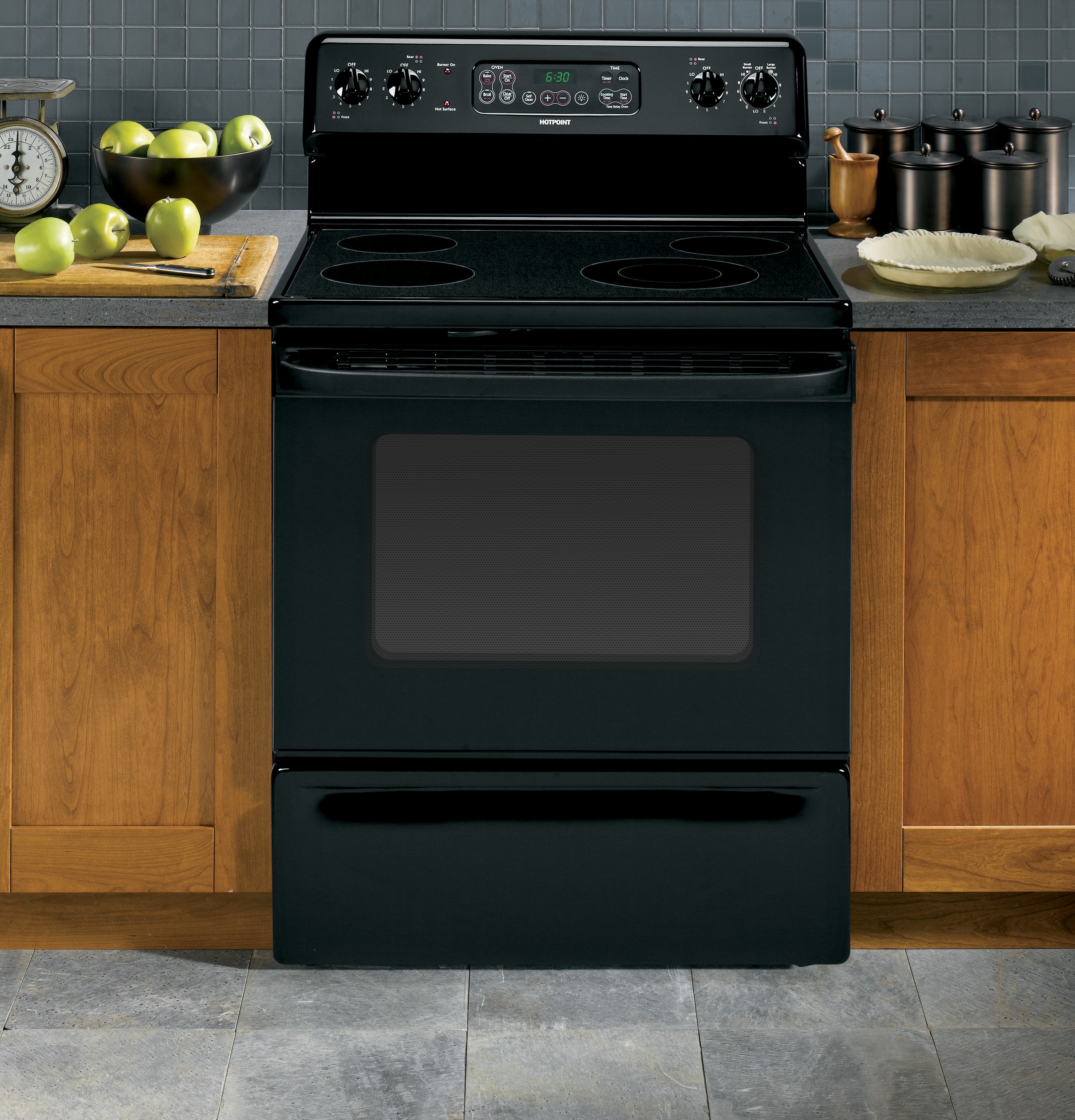 30" Free-Standing Electric Range RB790DTBB, product image 4 of 9