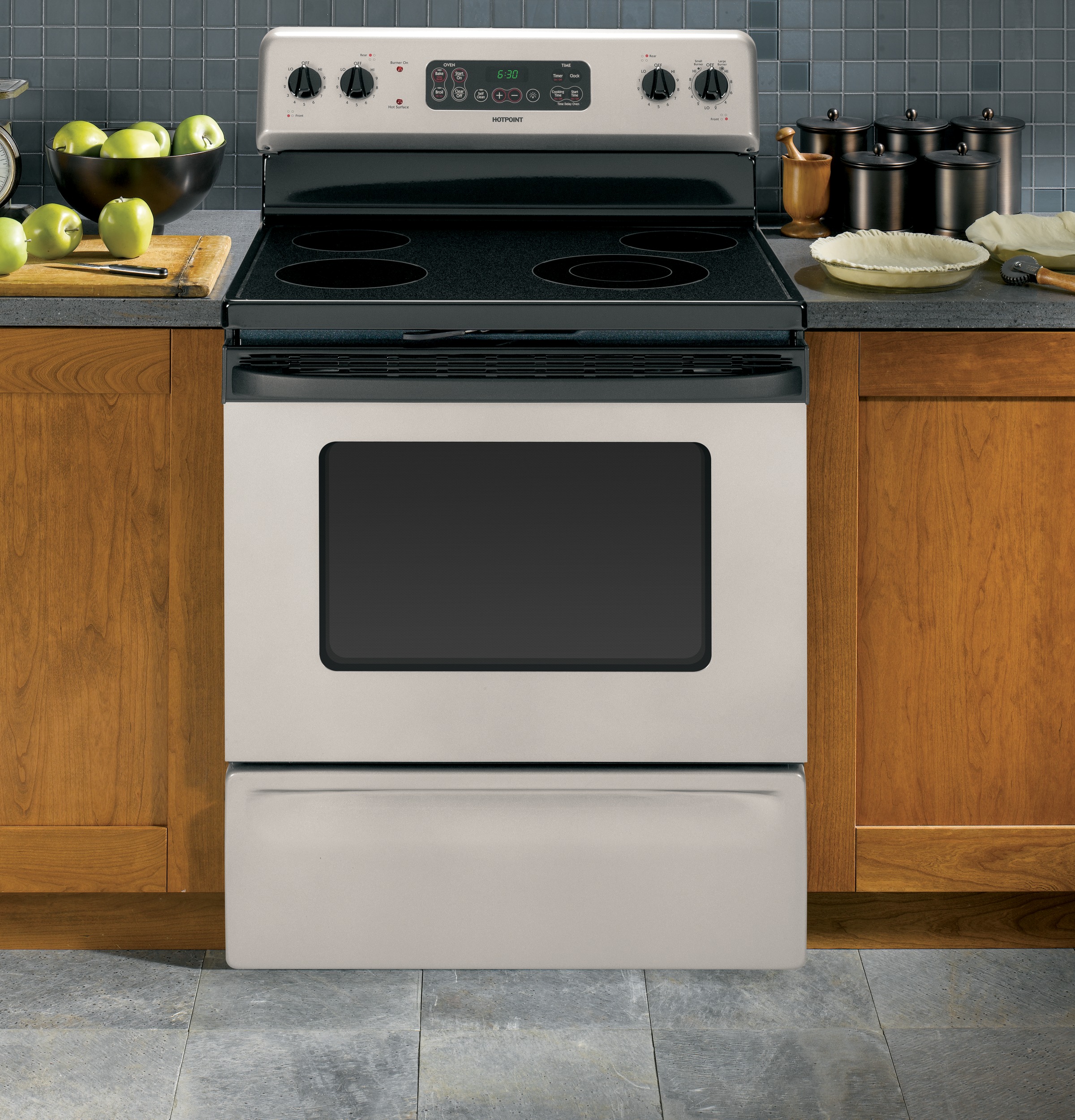 30" Free-Standing Electric Range RB790SRSA, product image 5 of 11
