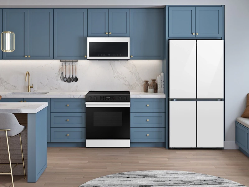 Bespoke Counter Depth 4-Door Flex™ Refrigerator (23 cu. ft.) with Beverage Center™ in White Glass RF23DB960012AA
