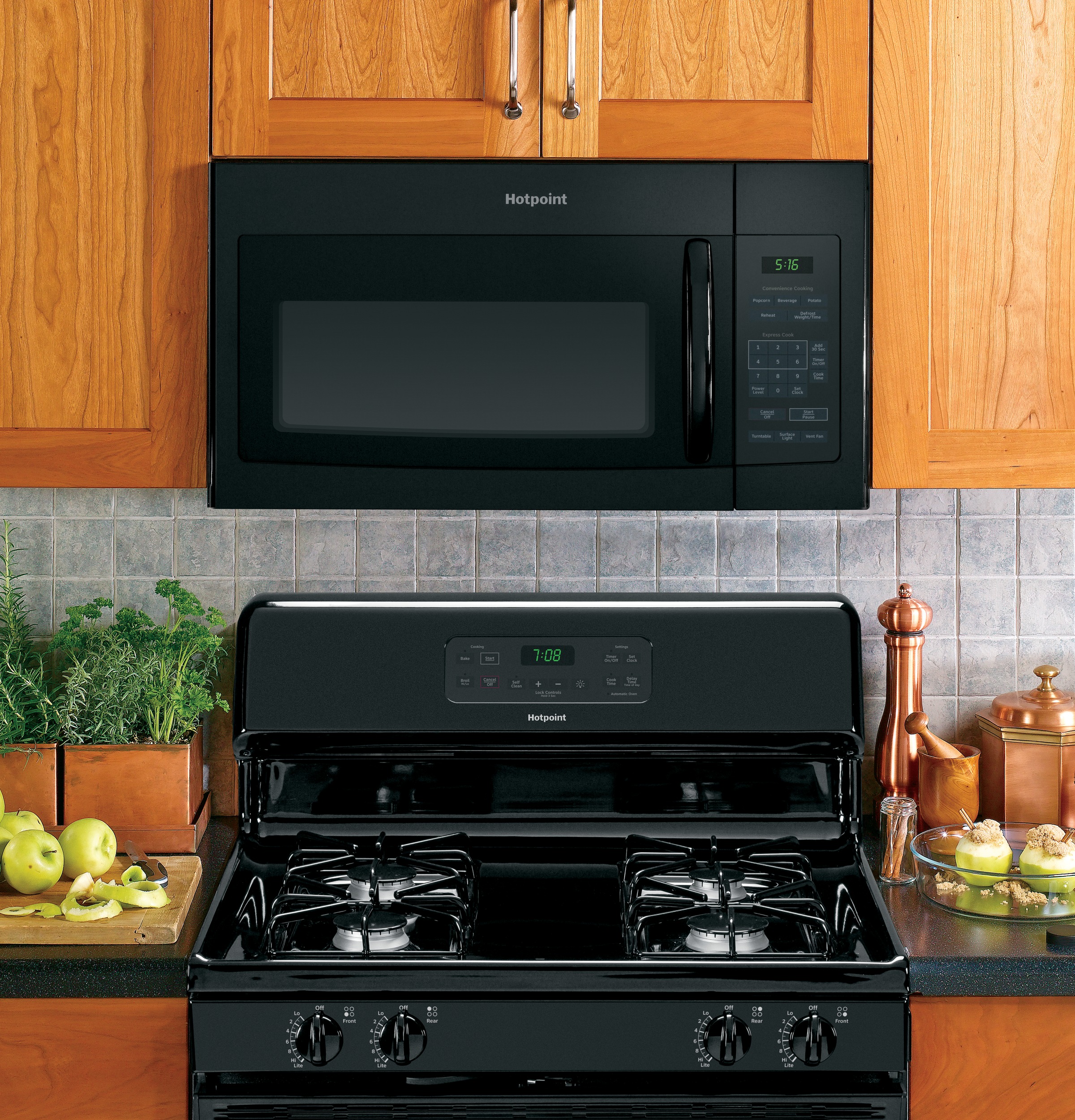 Hotpoint® 30" Free-Standing Gas Range RGB780DEHBB