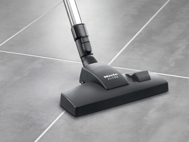 AllTeQ ‑ floorhead for vacuuming hard floors and carpets thanks to the retractable bristle strip. SBD2853