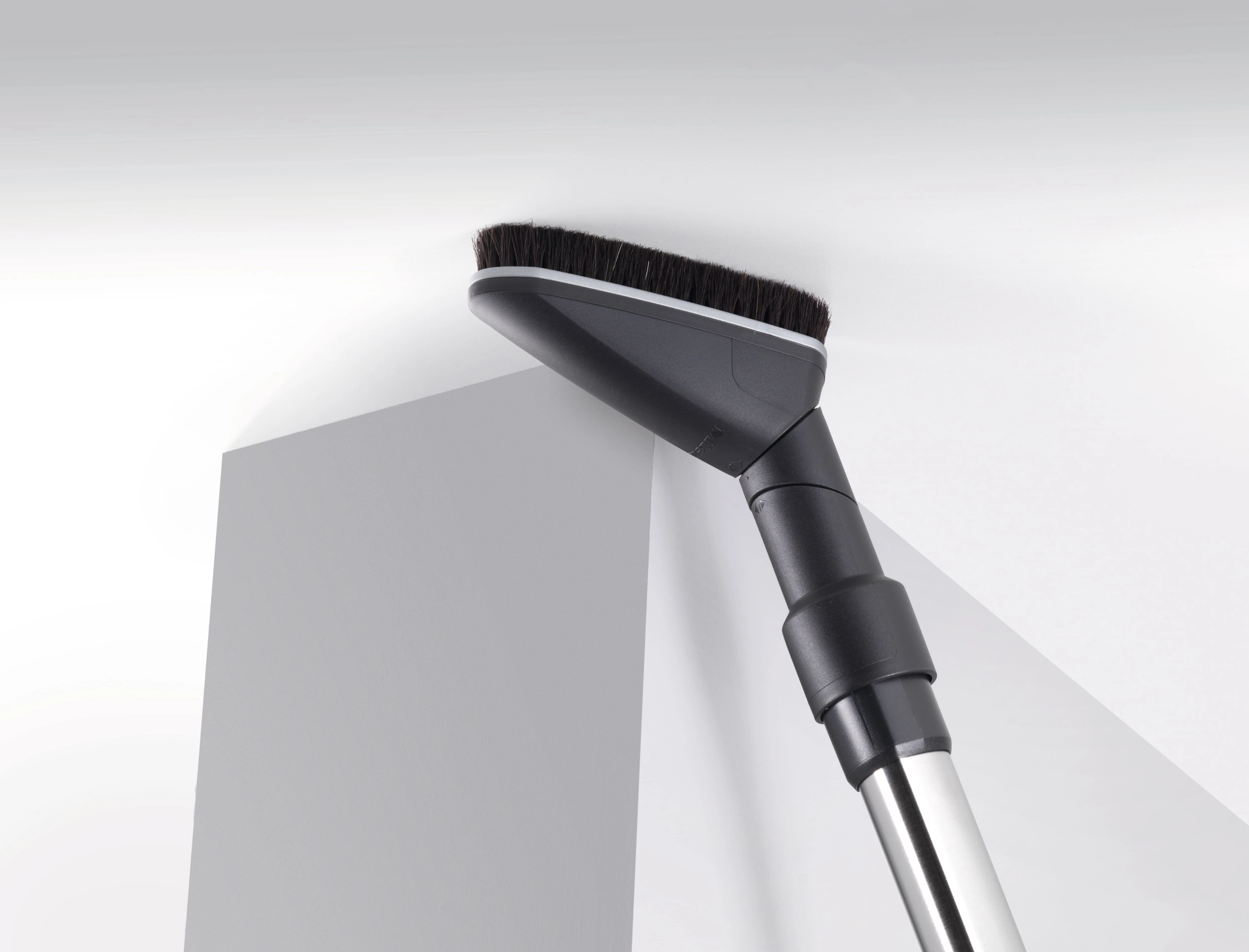 Flexibly adjustable universal brush with natural bristles for gentle, fast cleaning of high-quality floors. SUB20