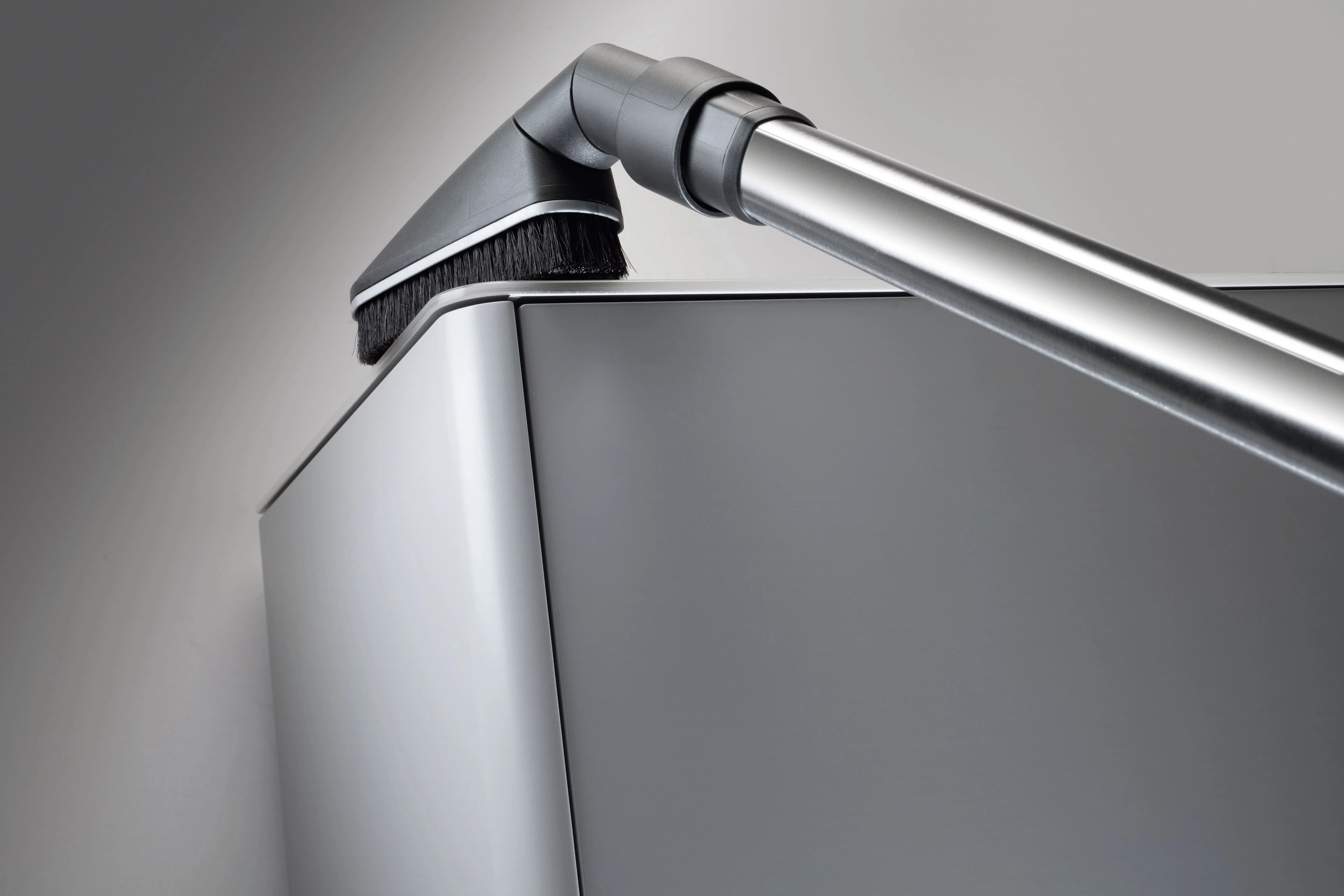 Flexibly adjustable universal brush with natural bristles for gentle, fast cleaning of high-quality floors. SUB20