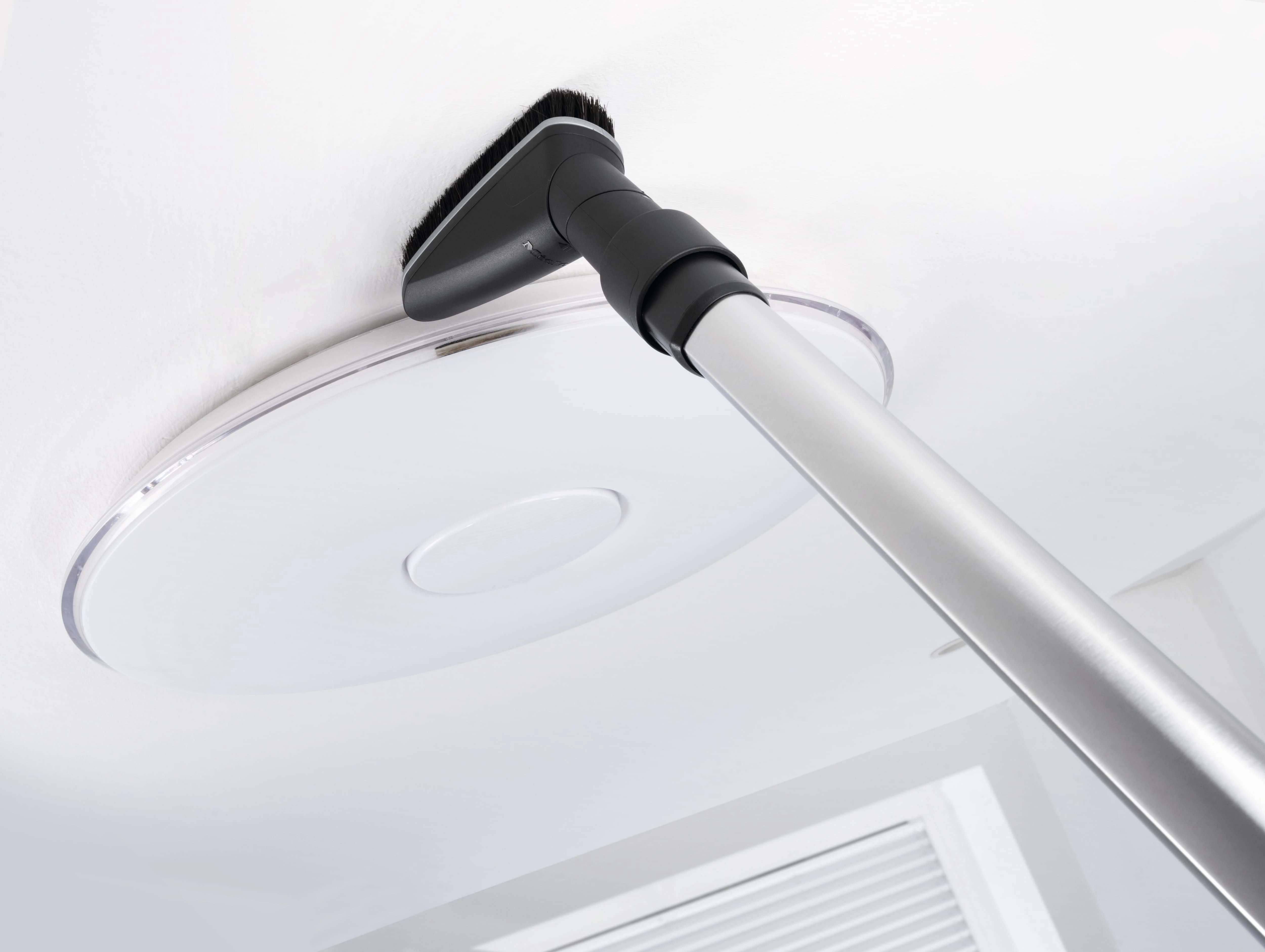 Flexibly adjustable universal brush with natural bristles for gentle, fast cleaning of high-quality floors. SUB20