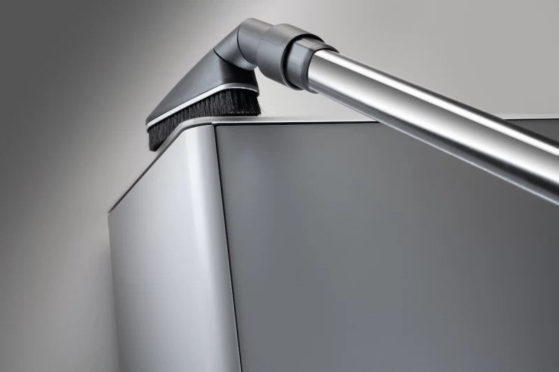 Flexibly adjustable universal brush with natural bristles for gentle, fast cleaning of high-quality floors. SUB20