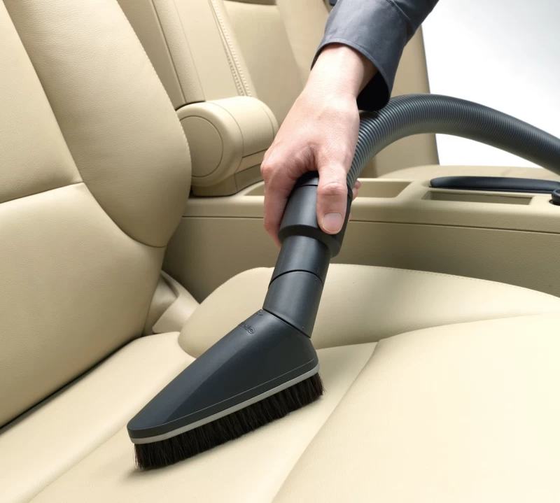 Flexibly adjustable universal brush with natural bristles for gentle, fast cleaning of high-quality floors. SUB20