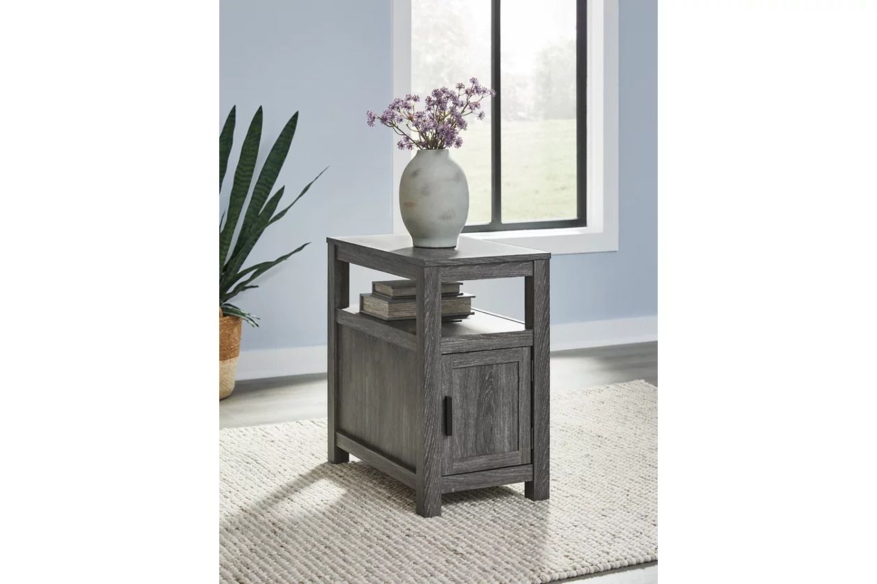 Fendenmore Chairside End Table In Gray T190317