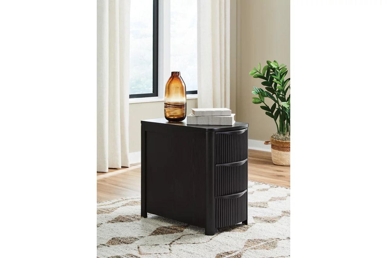 Camdill Chairside End Table In Black T208117