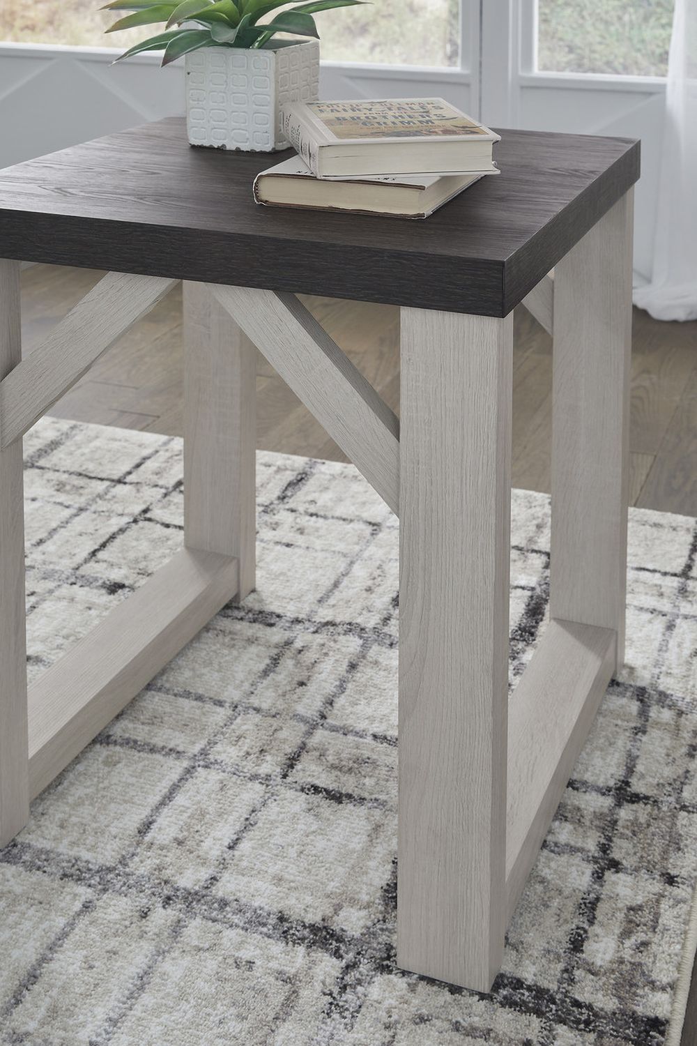 Dorrinson Antique White Table Set of 3 T23613