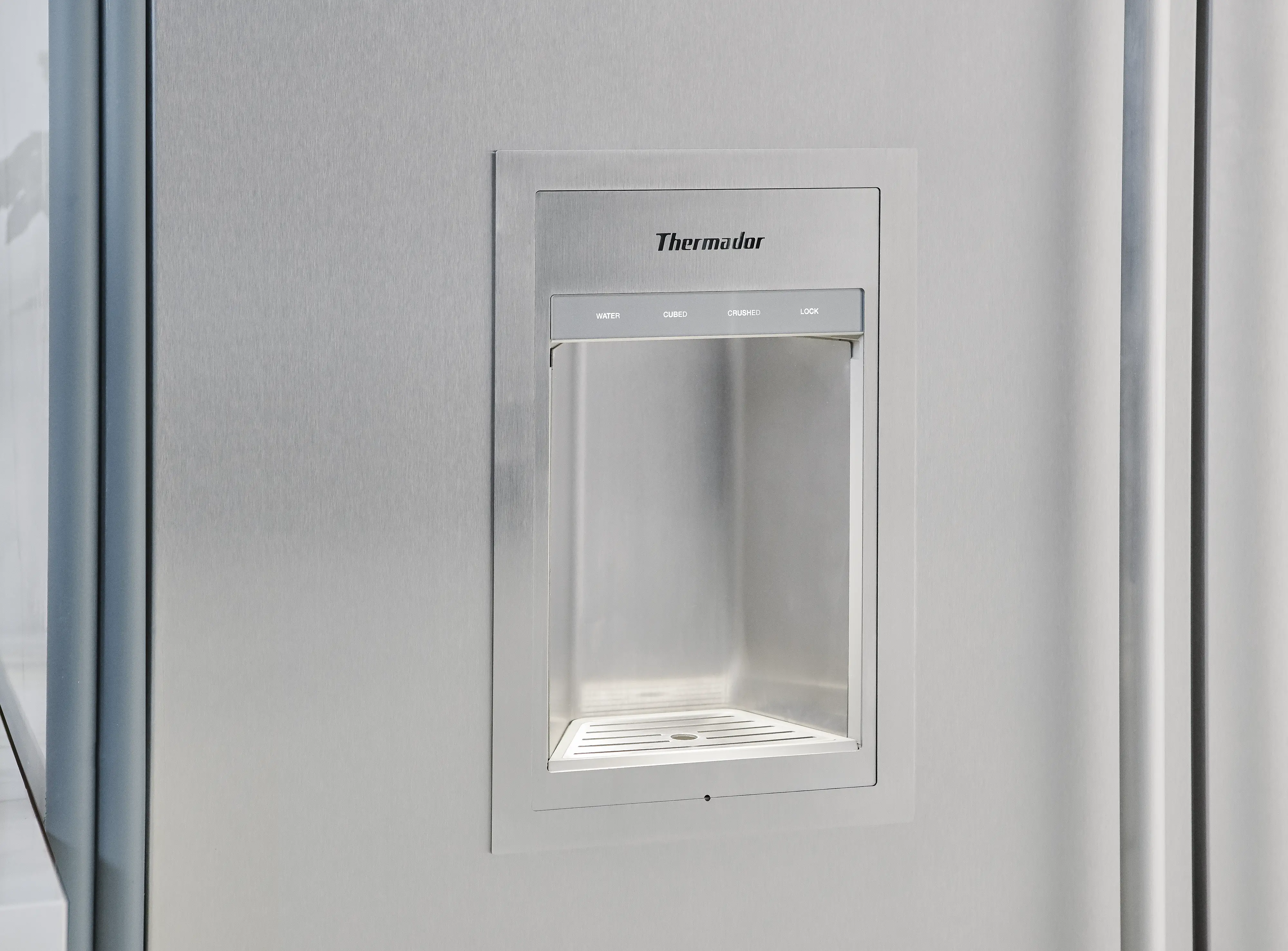 Freedom® Built-in Freezer Column 24'' Panel Ready, External Ice & Water Dispenser, Left Hinge T24ID905LP