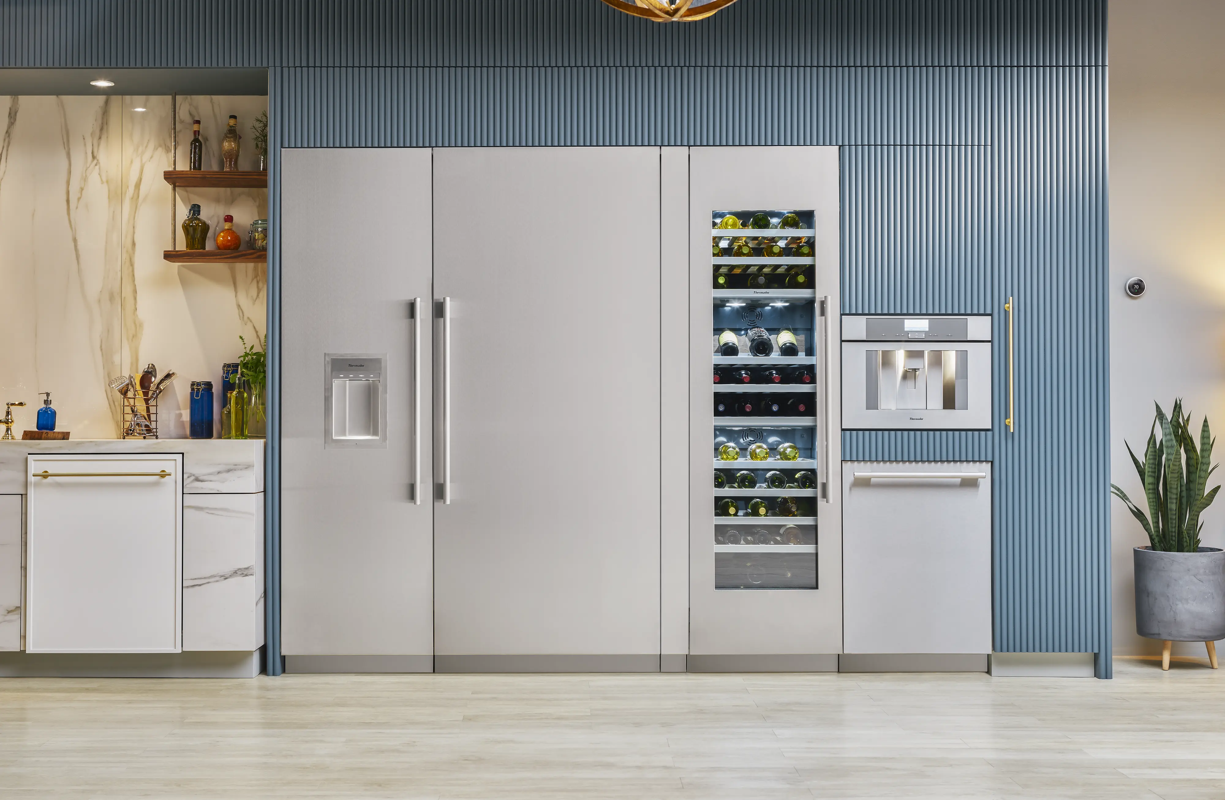 Freedom® Built-in Freezer Column 24'' Panel Ready, External Ice & Water Dispenser, Left Hinge T24ID905LP