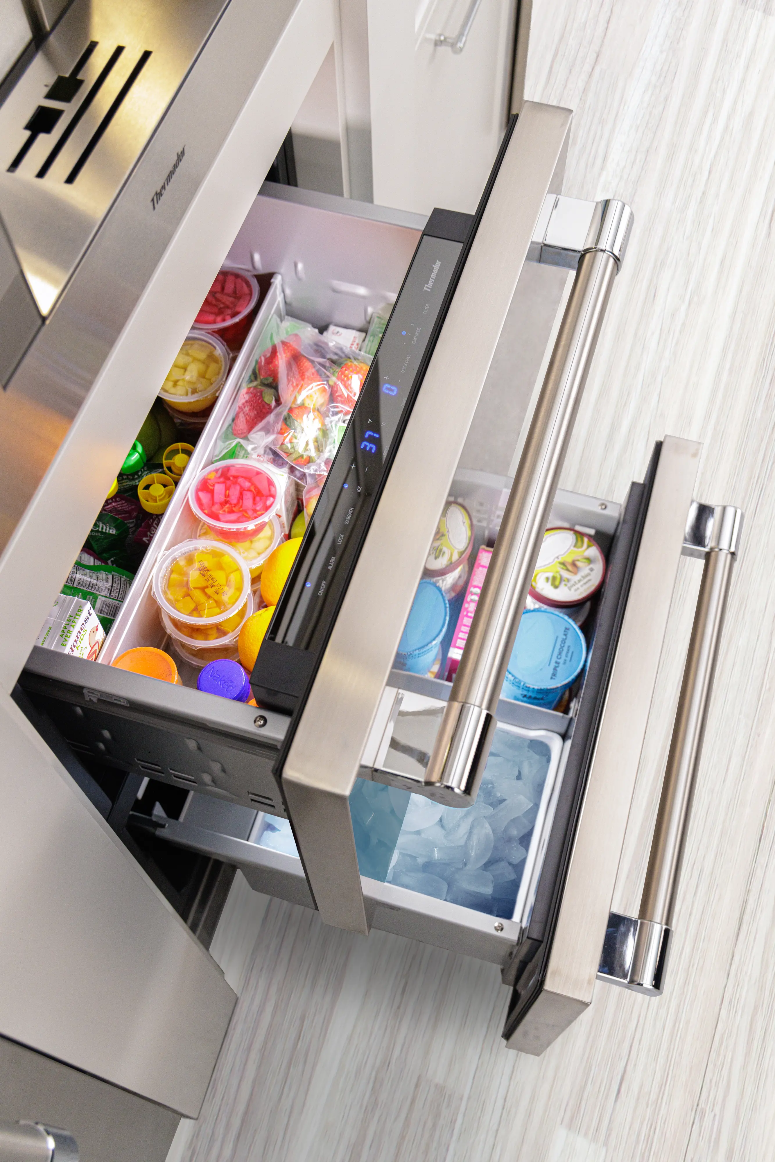 FreedomĀ® Under Counter Combo Drawer Refrigerator/freezer 24'' Professional T24UC925DS