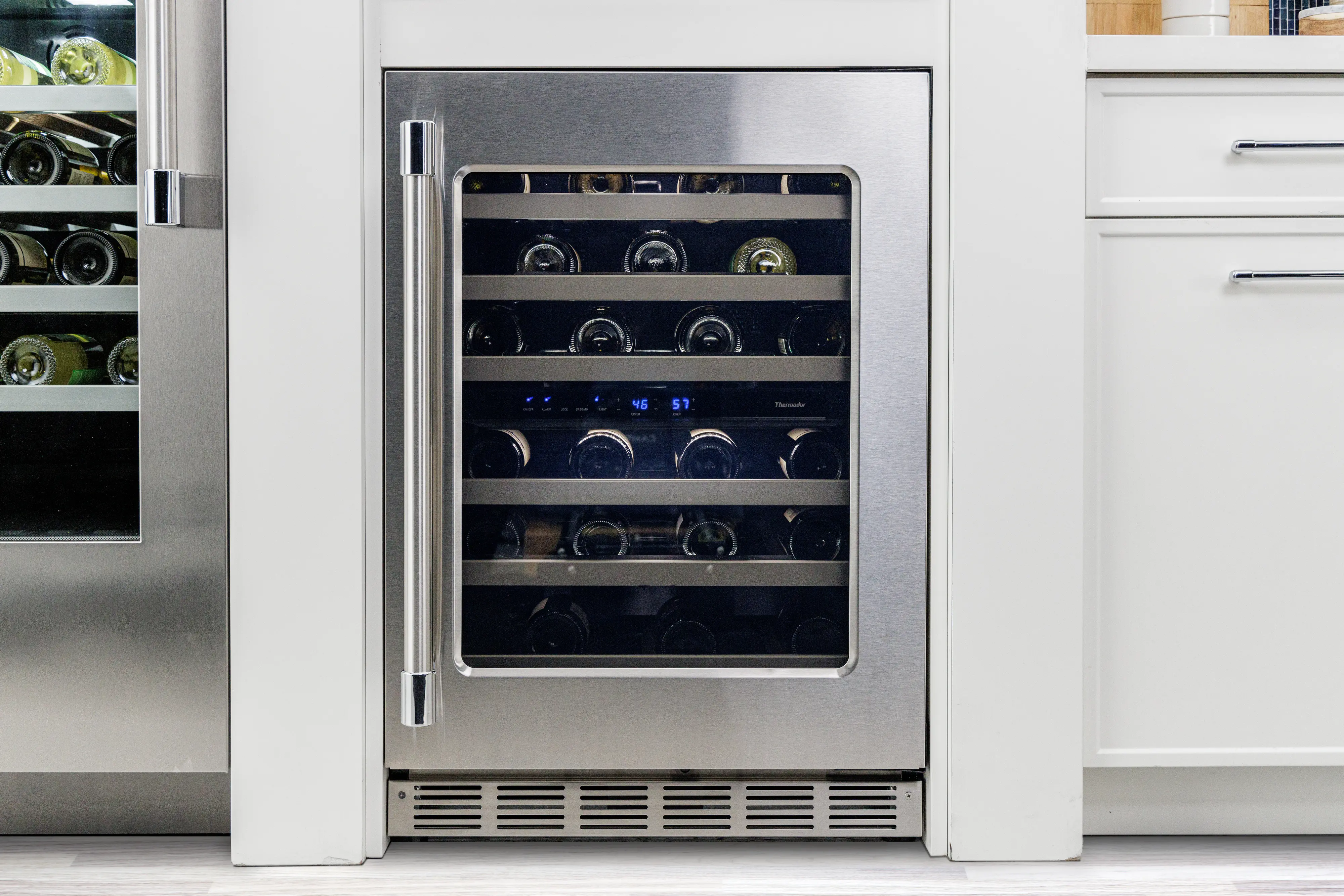 FreedomĀ® Under Counter Wine Cooler With Glass Door 24'' Professional , Right Hinge T24UW925RS