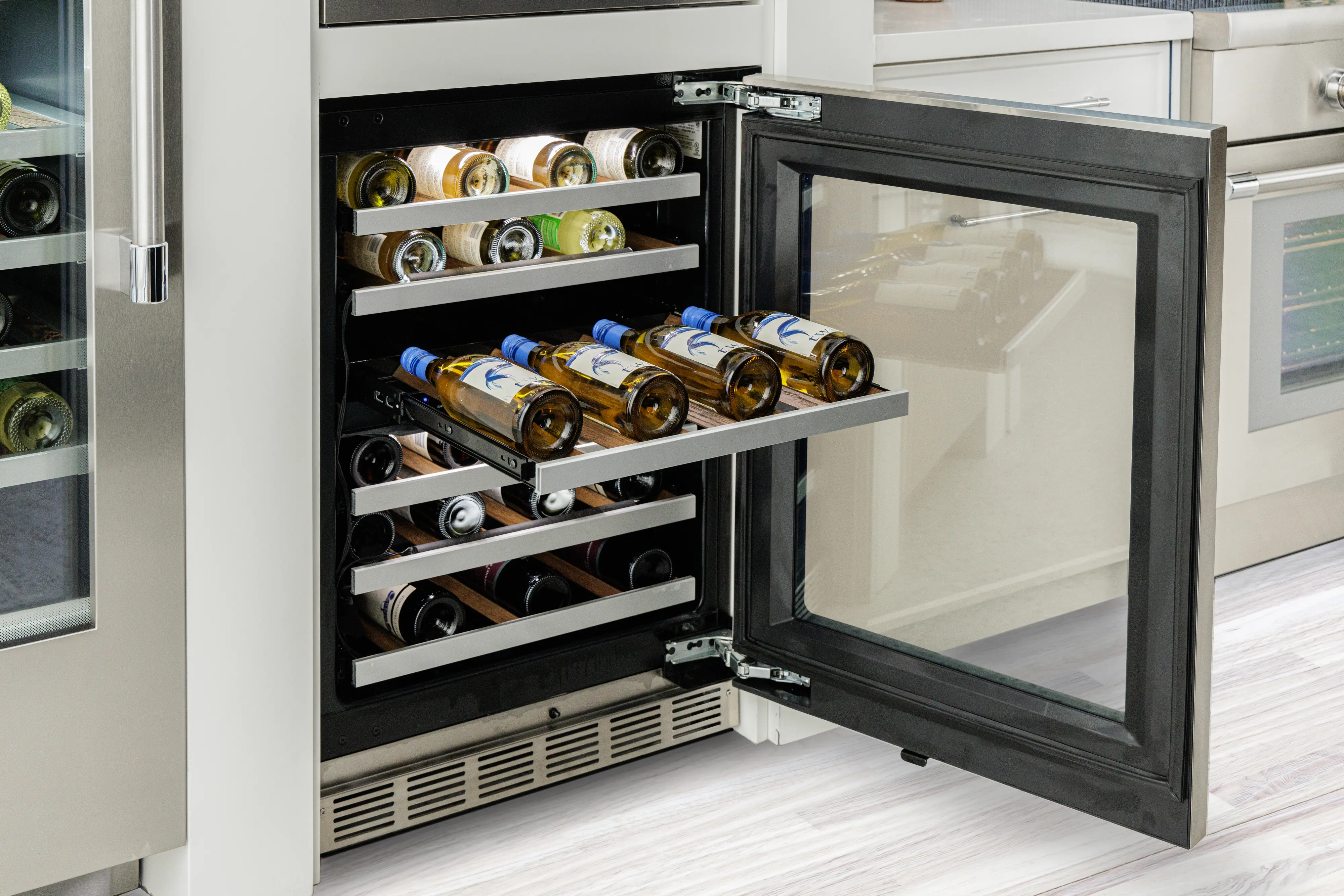 FreedomĀ® Under Counter Wine Cooler With Glass Door 24'' Professional , Right Hinge T24UW925RS