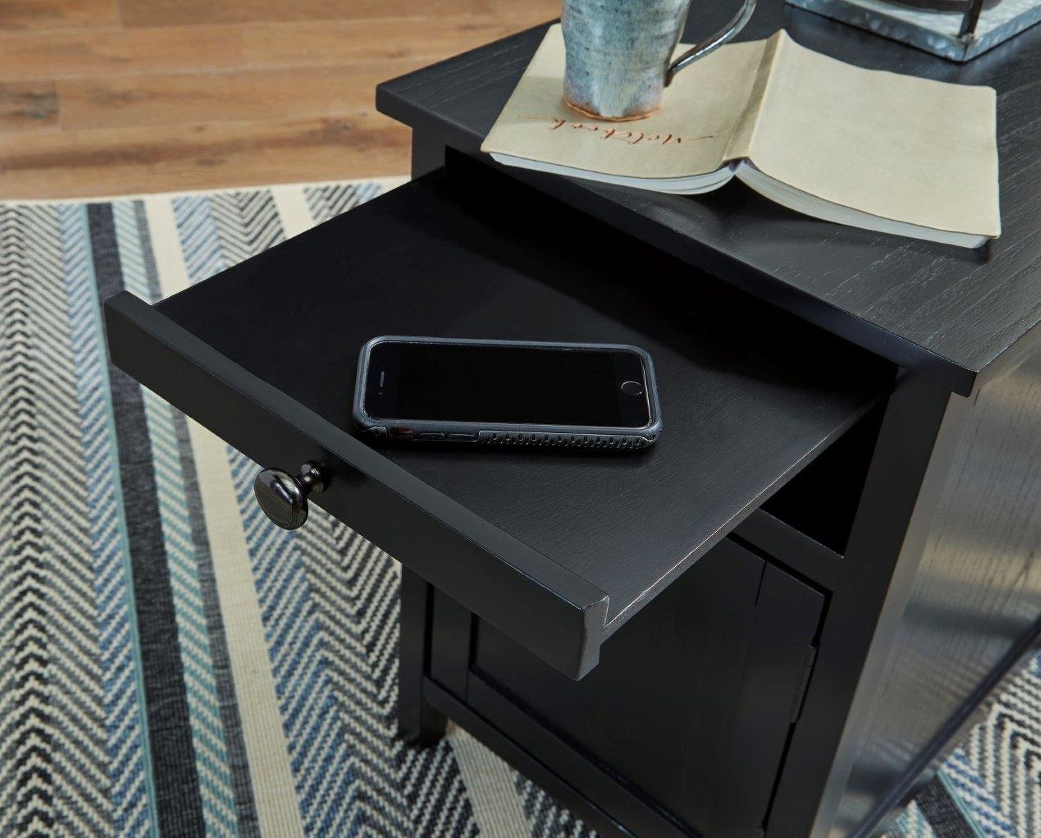 Treytown Black Chairside Table T300617