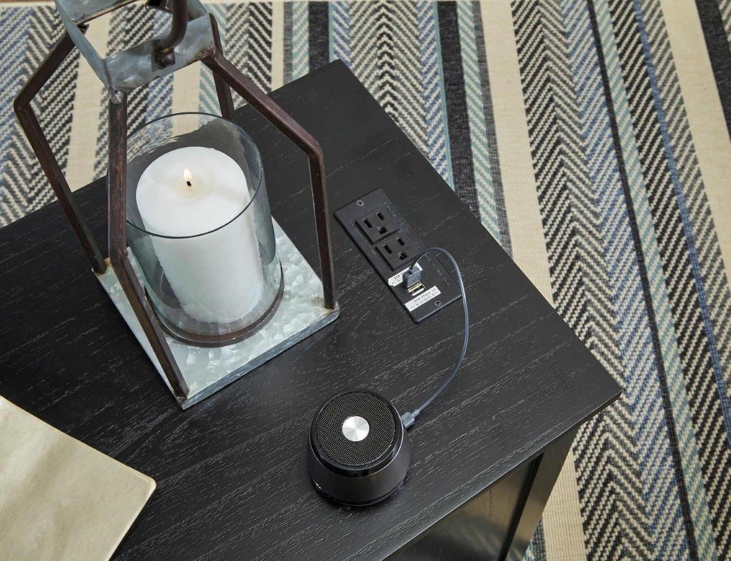 Treytown Black Chairside Table T300617