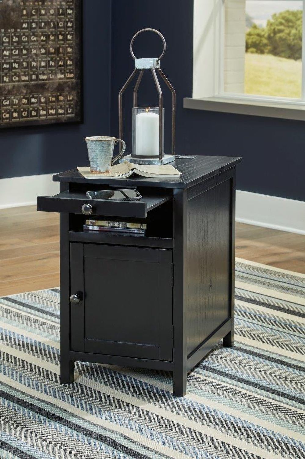 Treytown Black Chairside Table T300617