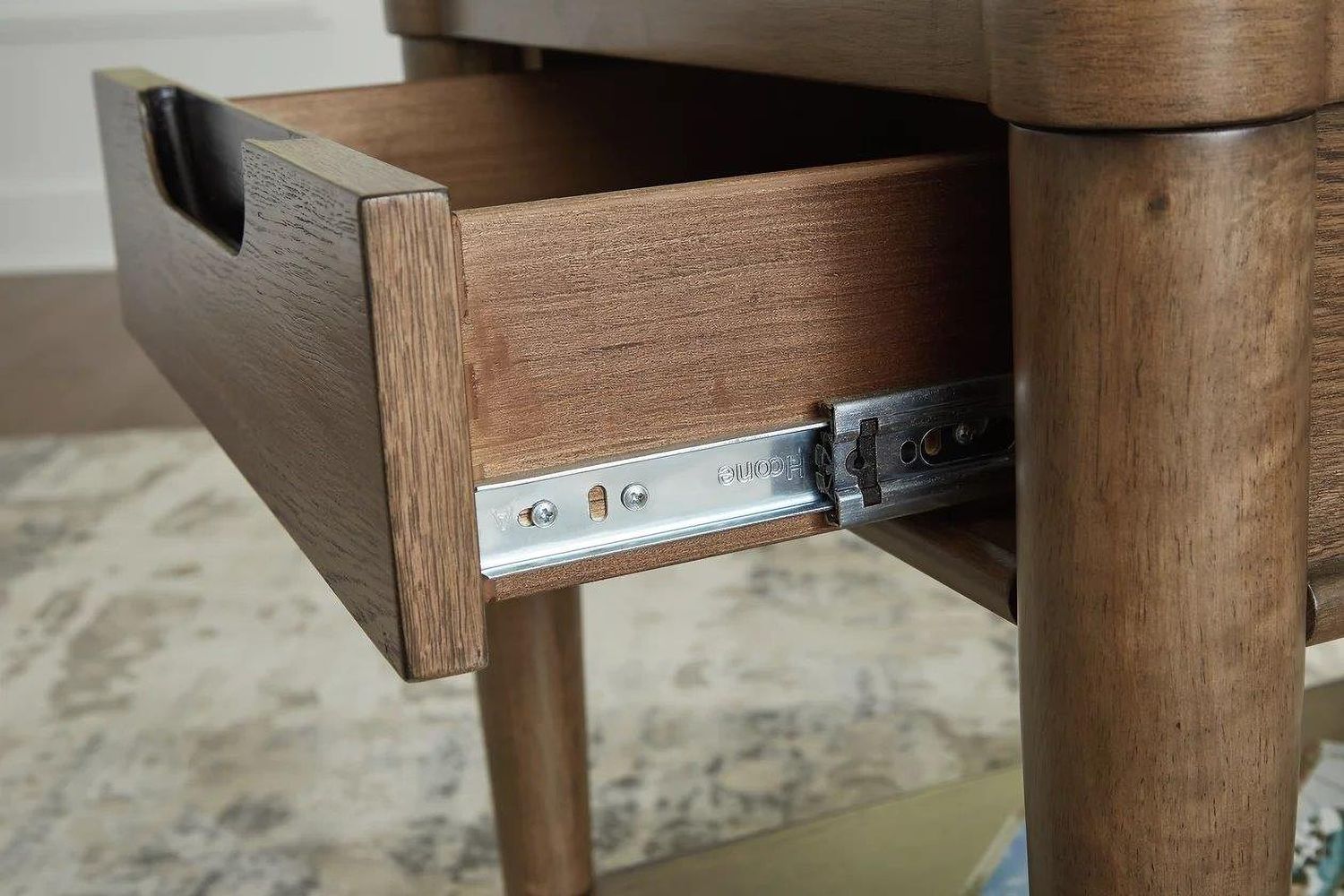 Roanhowe End Table In Brown T7693