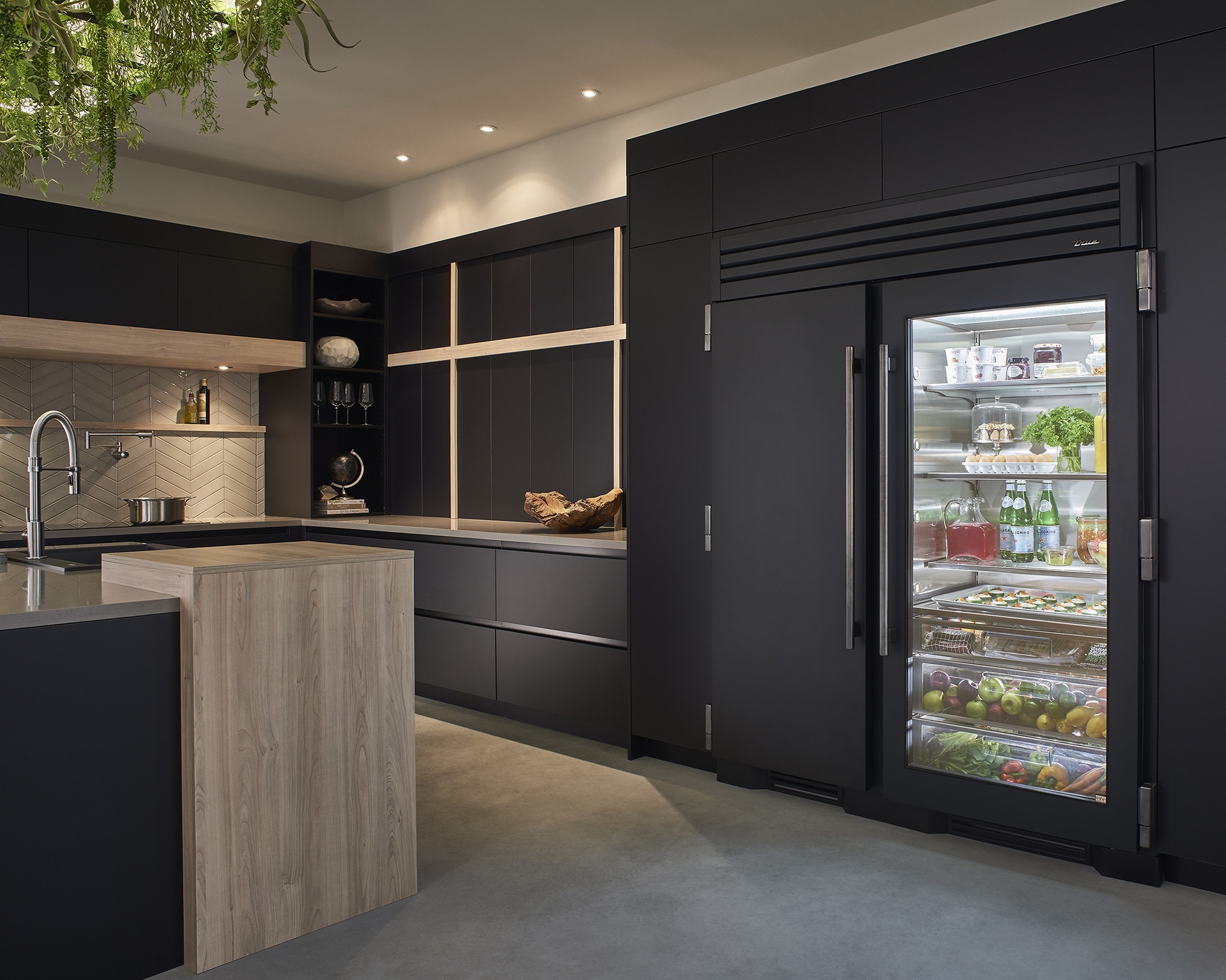 Refrigerator Column, Right Hinged, Ultra Matte Black, Brass Hardware TR36REFRSSC085H01