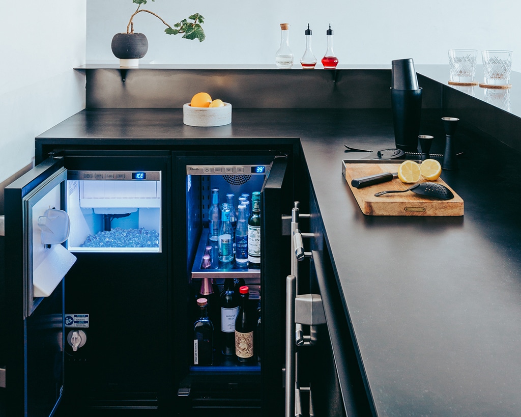 Undercounter Refrigerator, Left Hinged, Ultra Matte Black, Brass Hardware TUR24LOPCDSK085H01