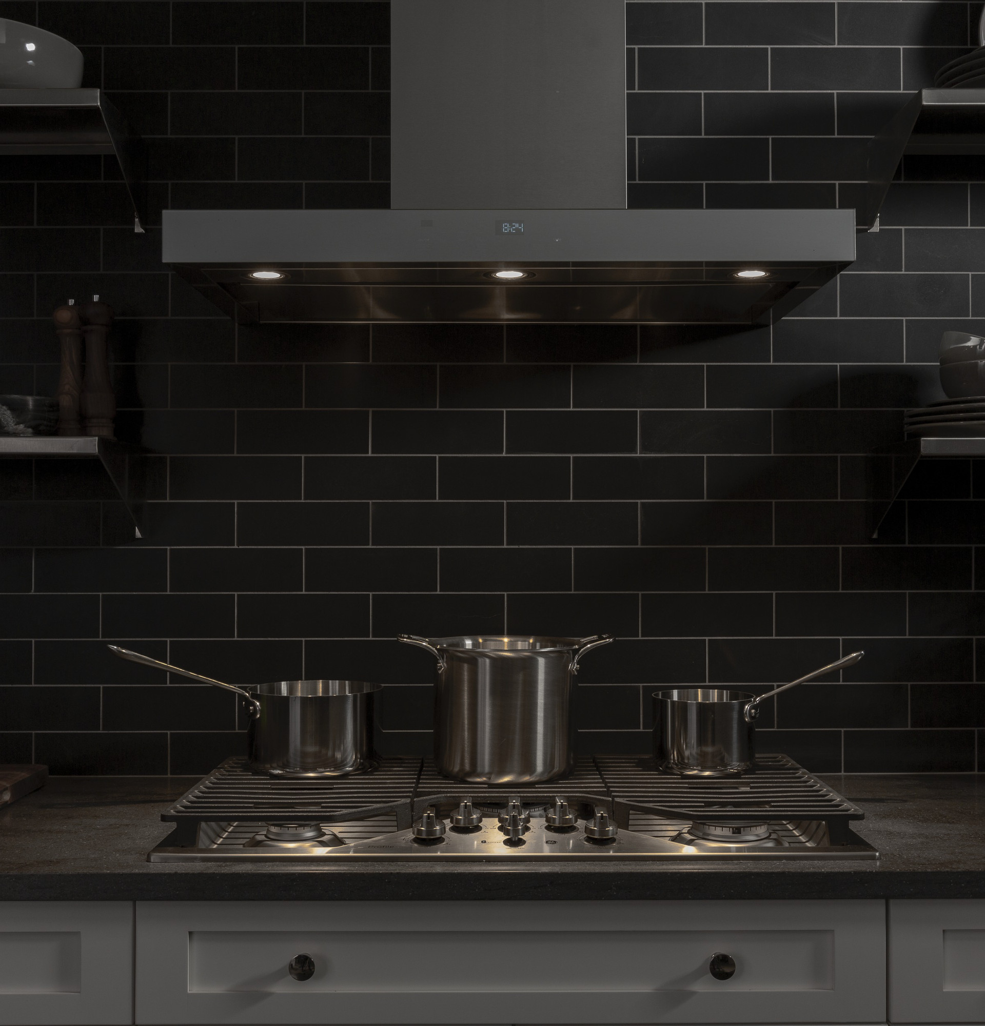 This premium range hood will keep your kitchen the picture of freshness. A 610 CFM blower with four-speed fan control renders moisture and grease accumulation a non-issue, and a perimeter ven UVW9361SLSS