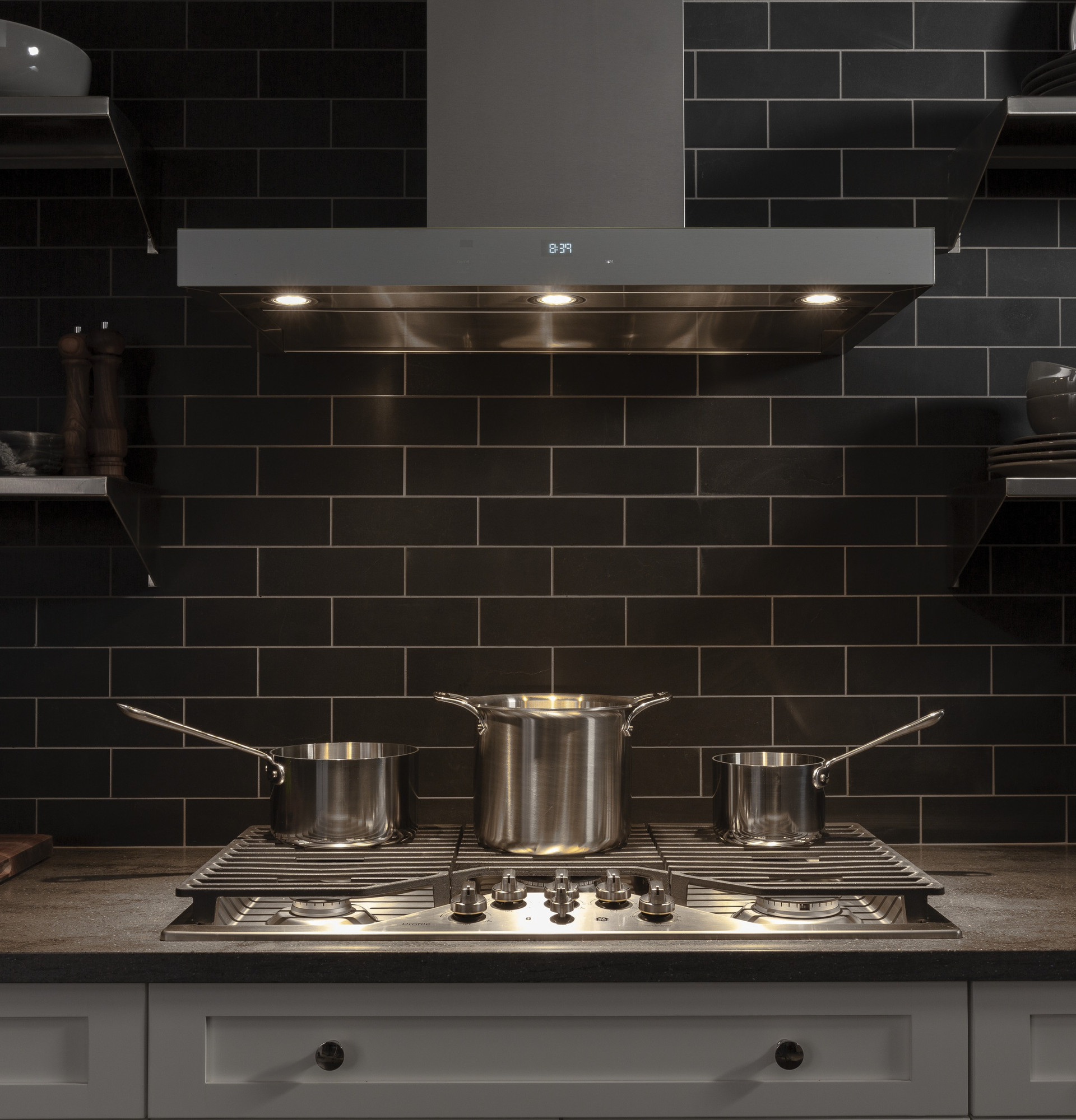 This premium range hood will keep your kitchen the picture of freshness. A 610 CFM blower with four-speed fan control renders moisture and grease accumulation a non-issue, and a perimeter ven UVW9361SLSS