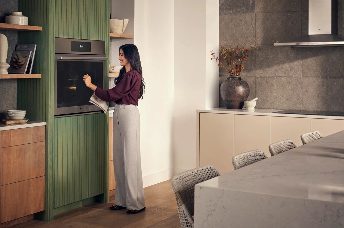 4.7 Cu. Ft. Smart Instaview® Electric Single Built-in Wall Oven With Air Fry & Steam Sous Vide WSES4728F