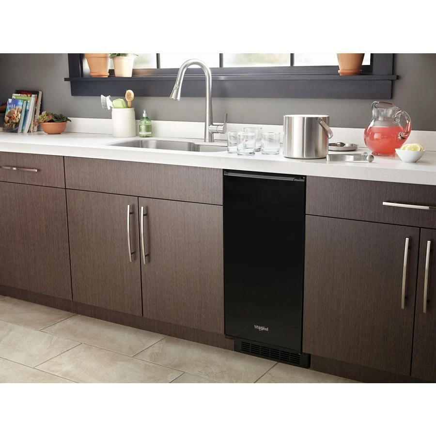 15-inch Icemaker with Clear Ice Technology view 4