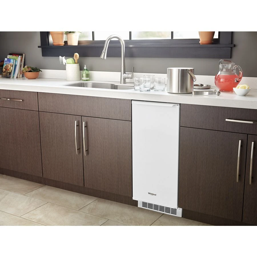 15-inch Icemaker with Clear Ice Technology view 4