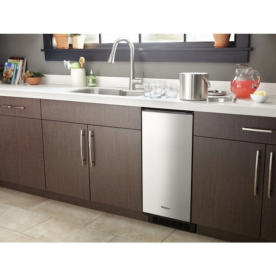 15-inch Icemaker with Clear Ice Technology view 4