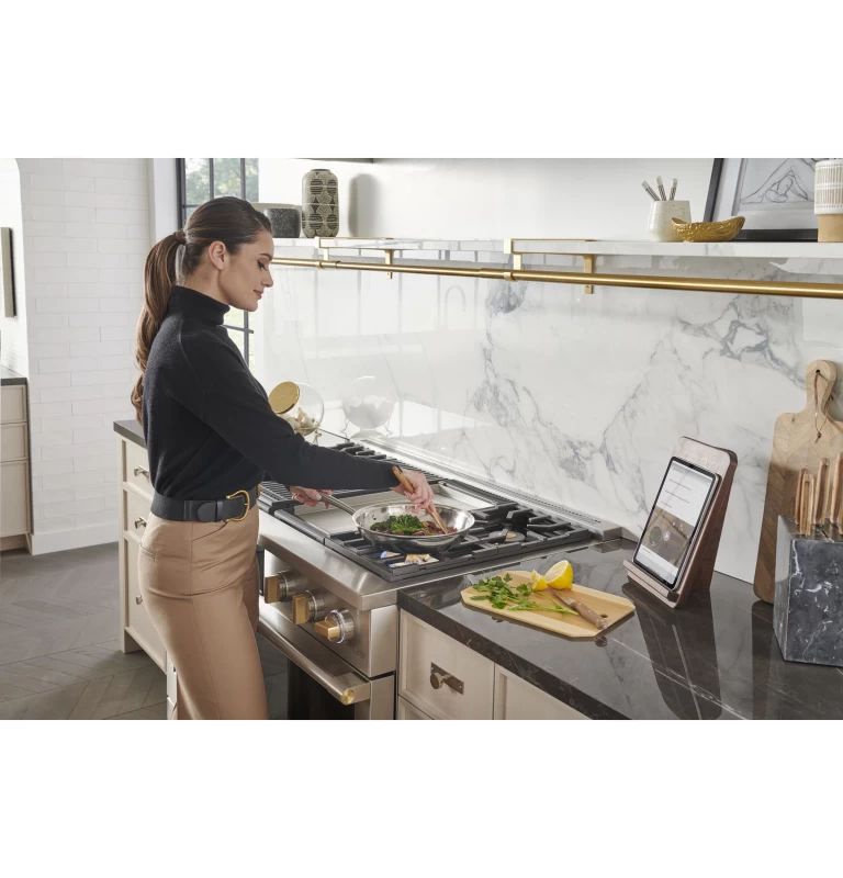 Monogram 36" Dual-Fuel Professional Range with 4 Burners and Griddle ZDP364NDTSS