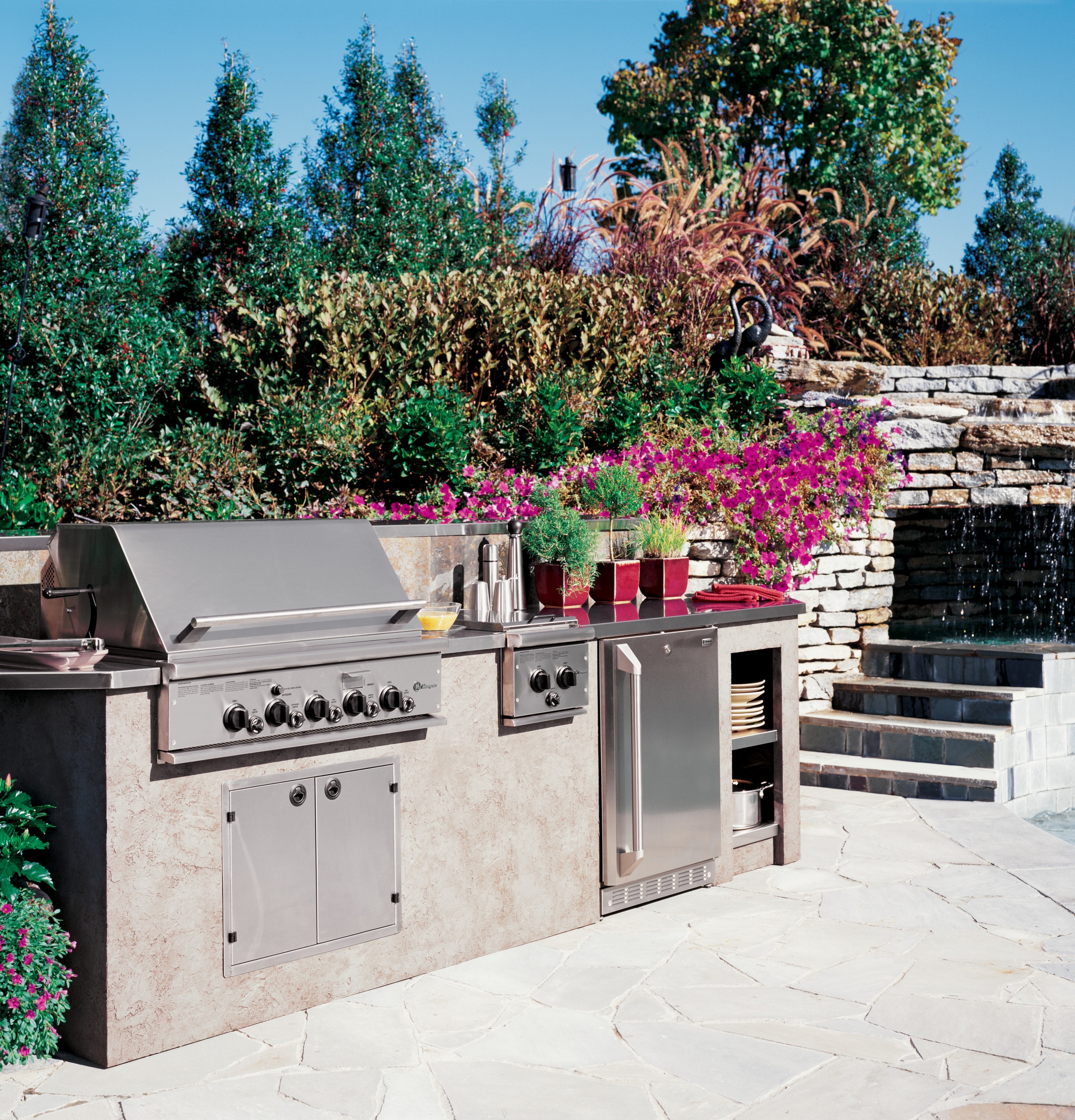 GE 36" Outdoor Cooking Center with 3 Grill Burners, Rotisserie, Smoker and Rack ZGG36L31CSS