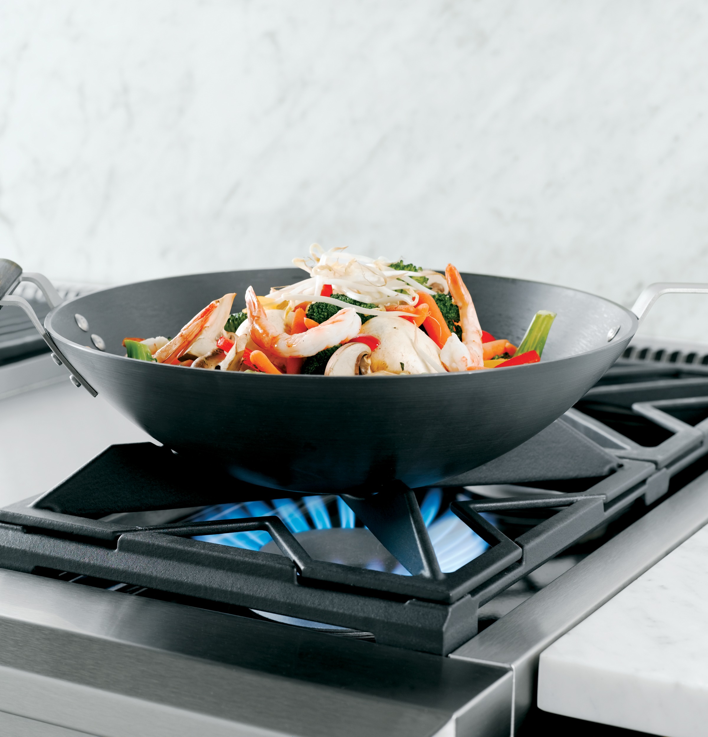 Monogram 36" Professional Gas Rangetop with 4 Burners and Griddle (Natural Gas) view 6