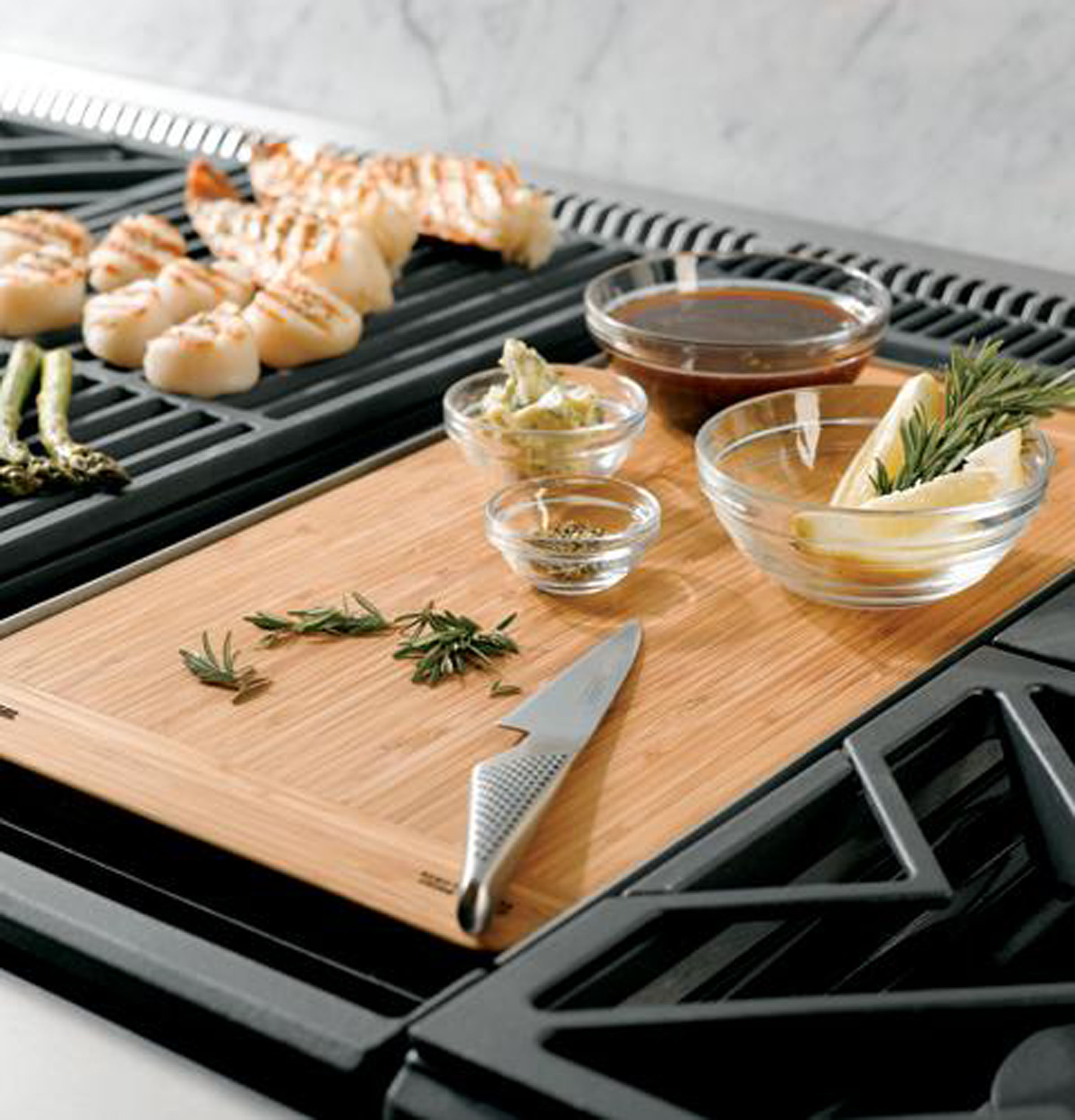 Monogram 36" Professional Gas Rangetop with 4 Burners and Griddle (Natural Gas) view 7