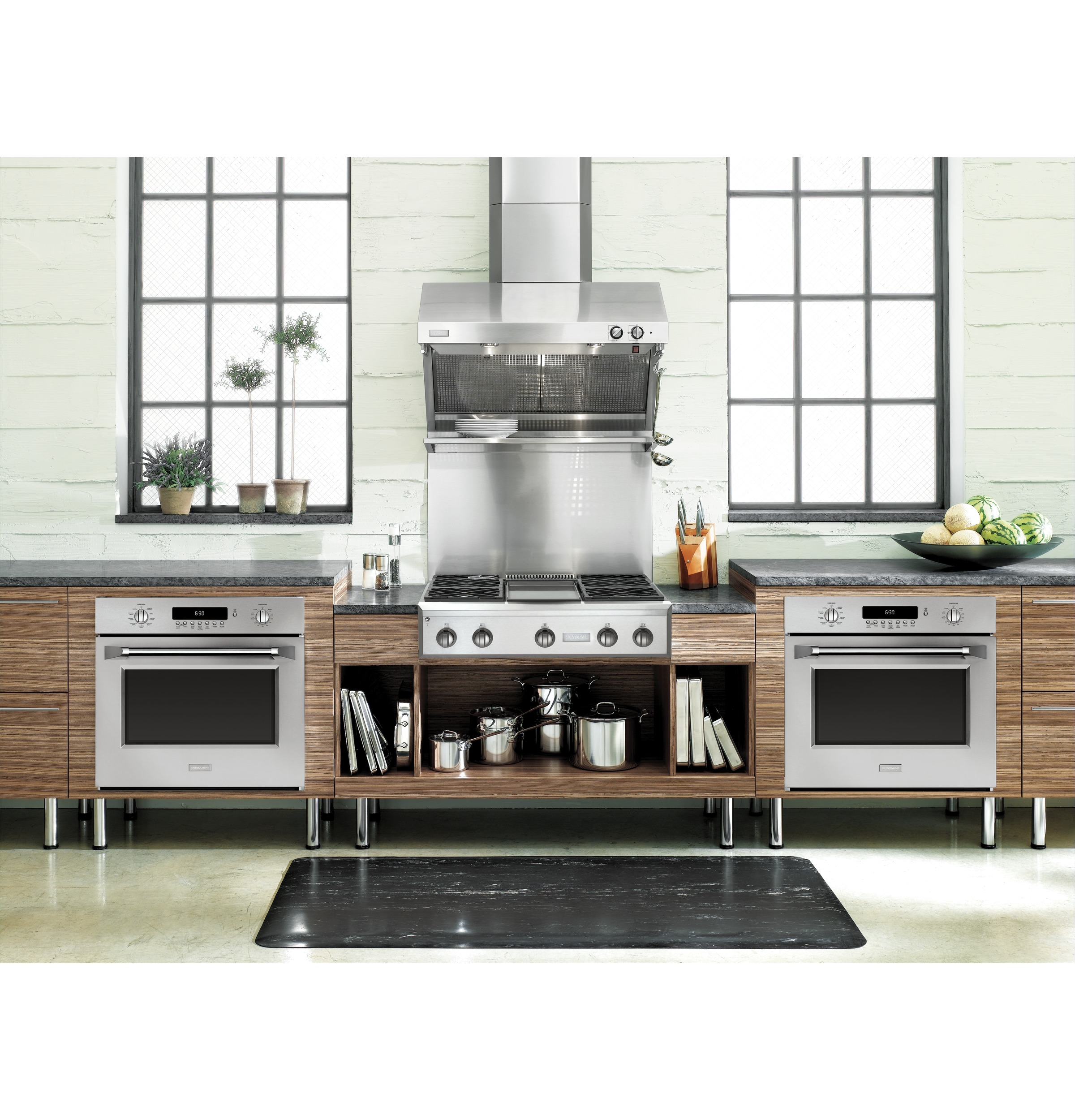 Monogram 36" Professional Gas Rangetop with 4 Burners and Griddle (Natural Gas) view 10