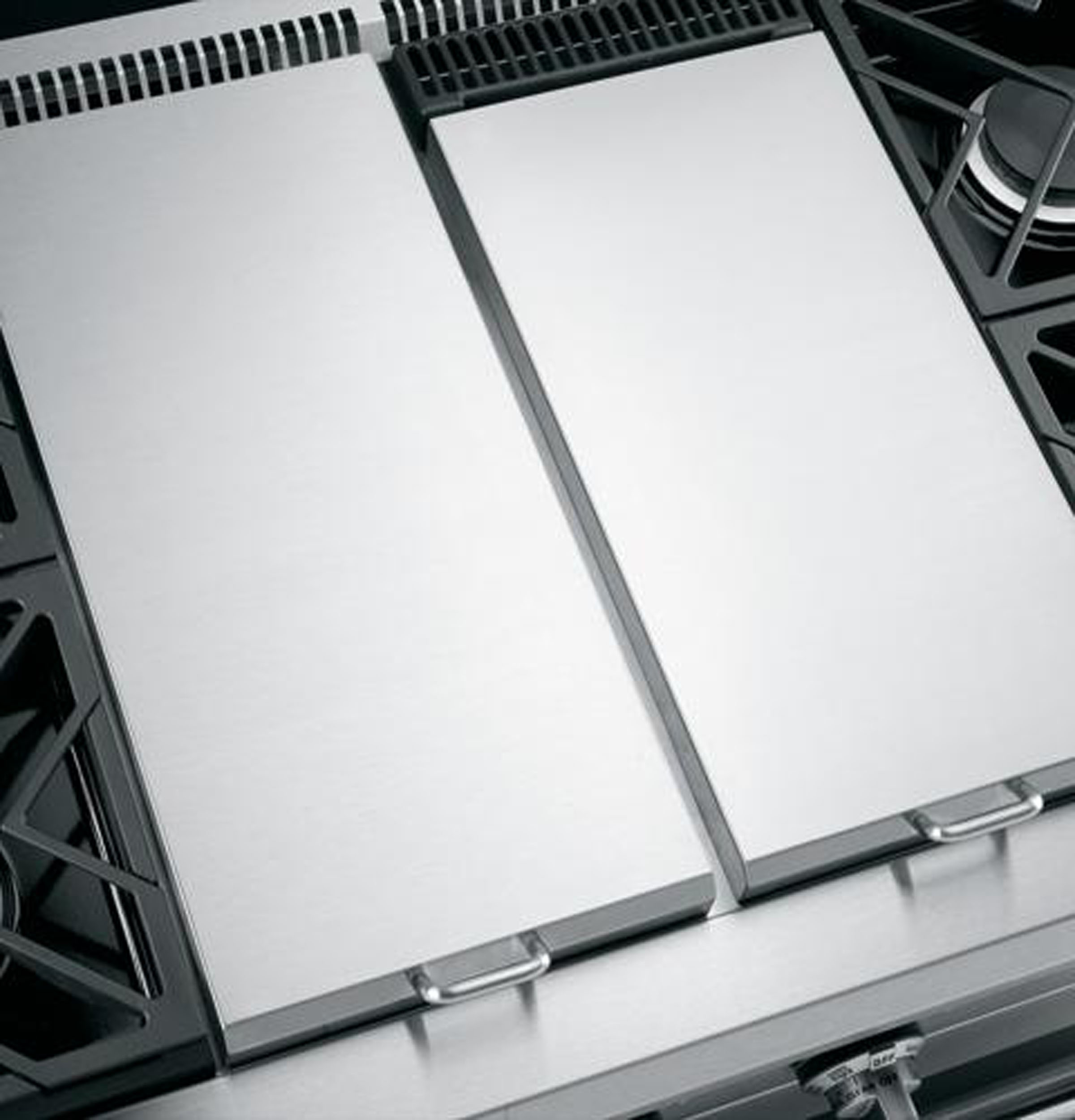 Monogram® 48" Professional Gas Rangetop with 4 Burners, Grill, and Griddle (Natural Gas) ZGU484NGPSS, product image 8 of 12