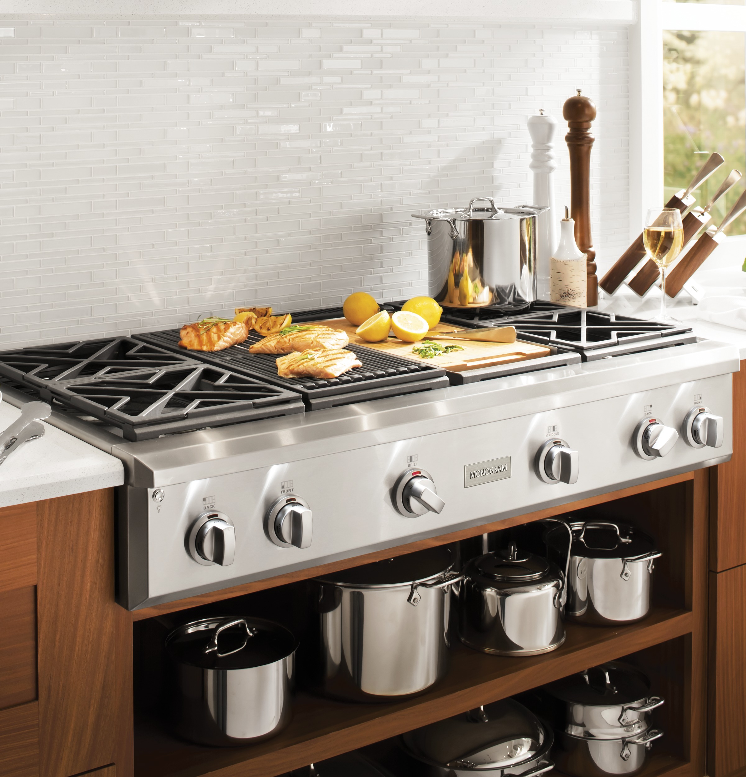 Monogram® 48" Professional Gas Rangetop with 4 Burners, Grill, and Griddle (Natural Gas) ZGU484NGPSS, product image 10 of 12