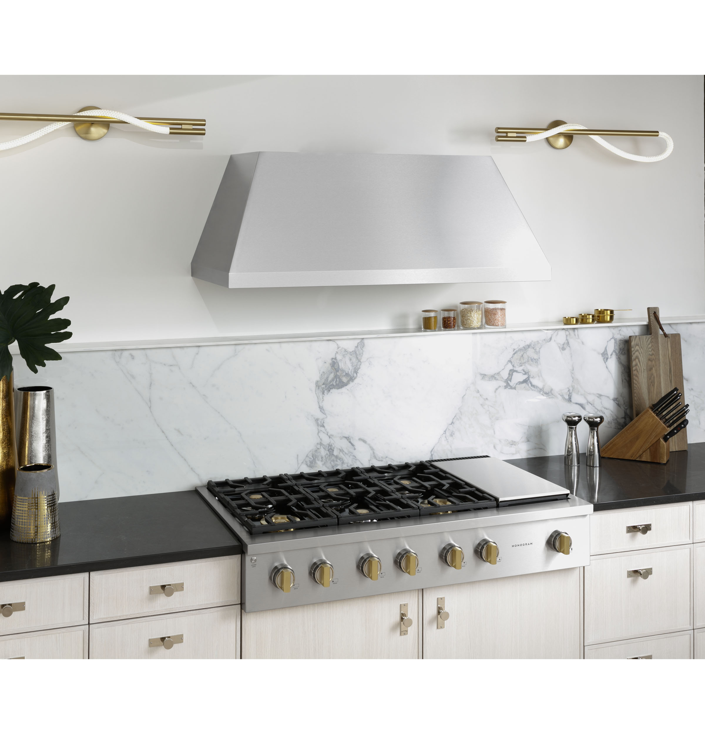 Monogram 48" Professional Gas Rangetop with 6 Burners and Griddle ZGU486NDTSS