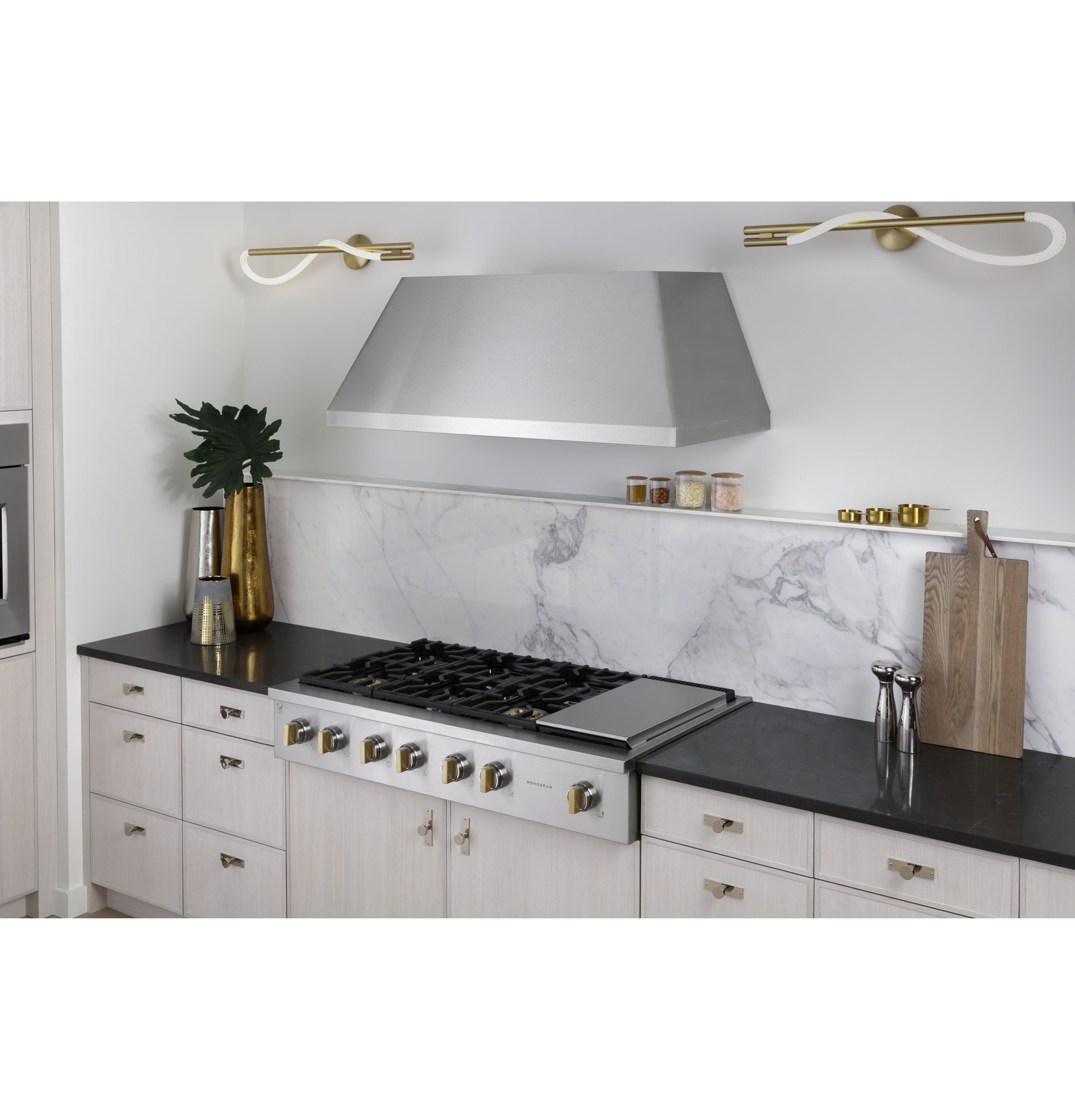 Monogram 48" Professional Gas Rangetop with 6 Burners and Griddle ZGU486NDTSS