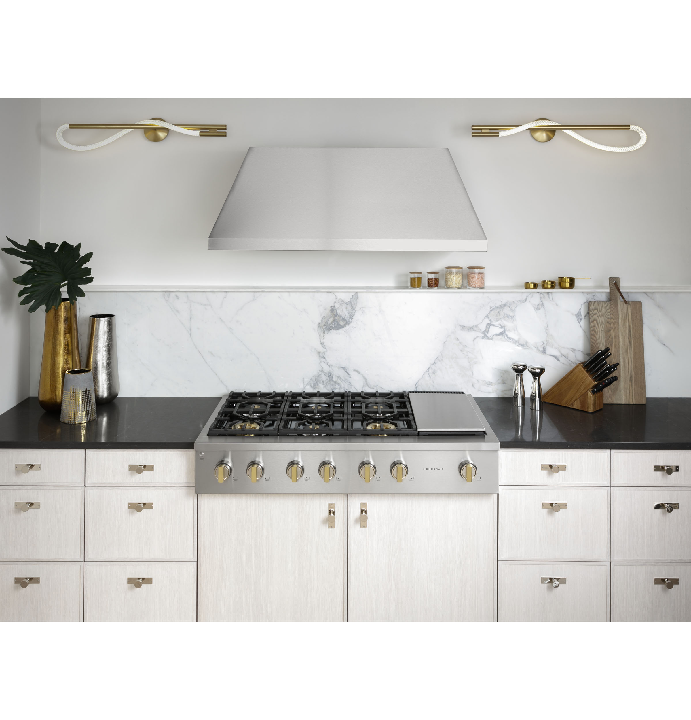 Monogram 48" Professional Gas Rangetop with 6 Burners and Griddle ZGU486NDTSS