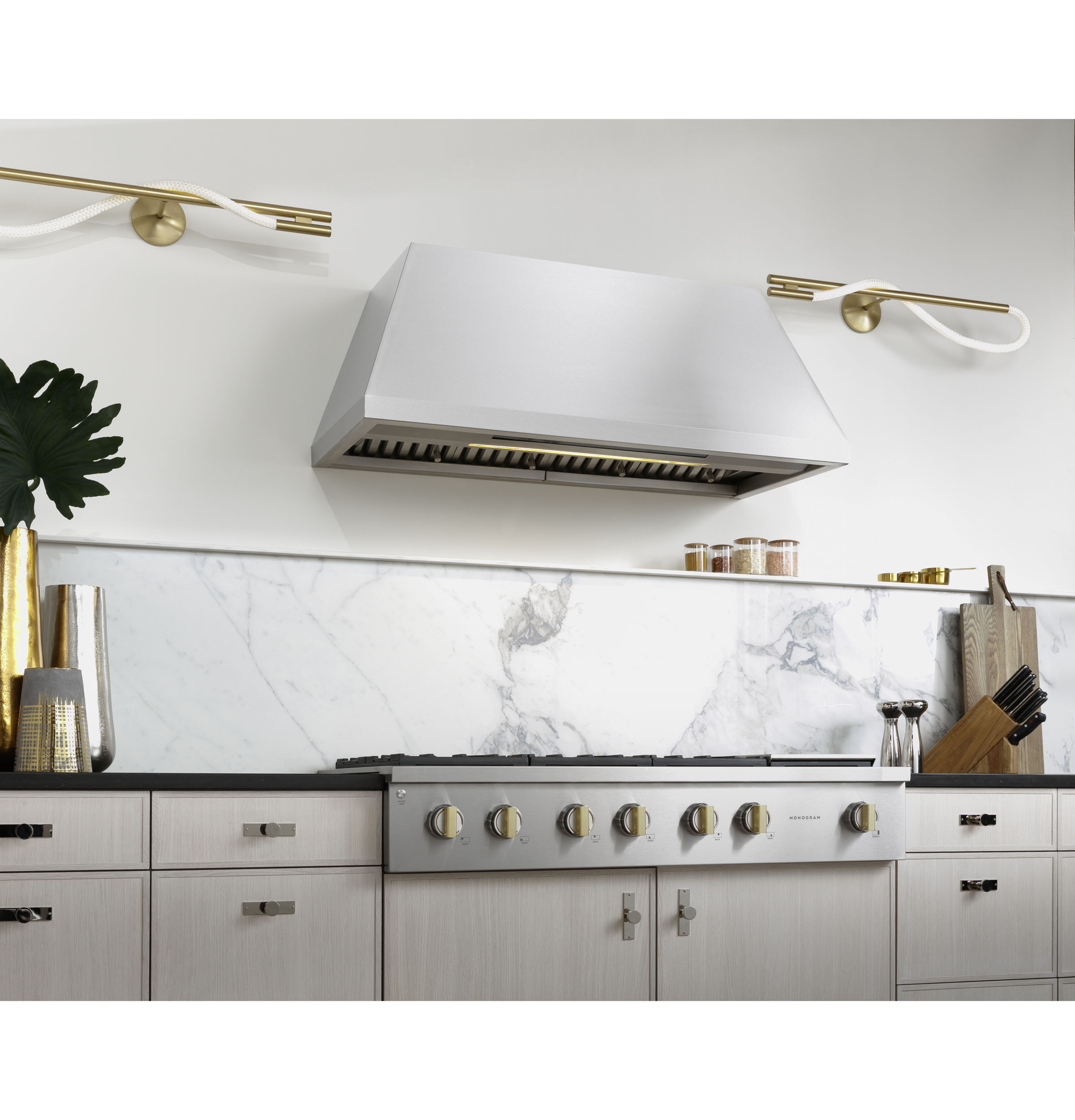 Monogram 48" Professional Gas Rangetop with 6 Burners and Griddle ZGU486NDTSS